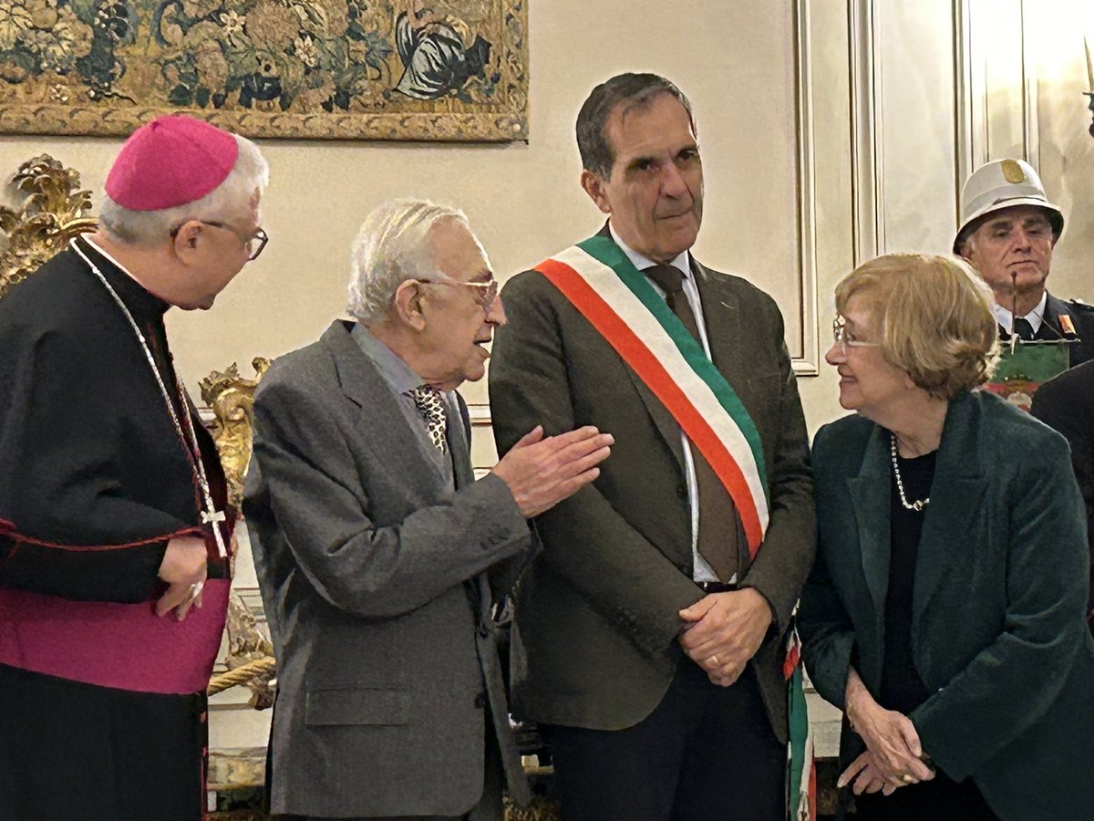 MatteoMusumeci's tweet photo. Tuccio Musumeci riceve il premio La Candelora D’Oro
#santagata #candelora #candeloradoro #wsantagata #5febbraio #catania #festadisantagata https://t.co/LnVXRf2OFc