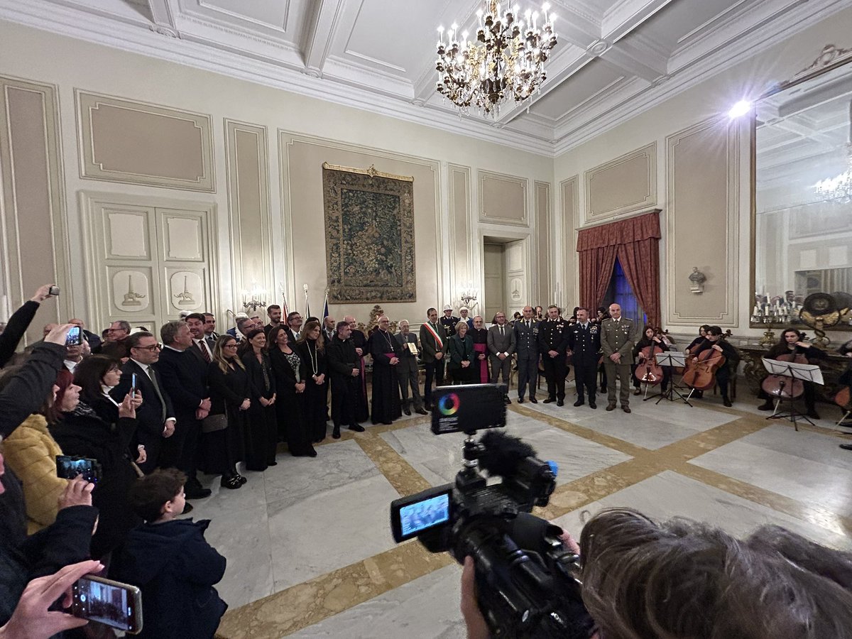 MatteoMusumeci's tweet photo. Tuccio Musumeci riceve il premio La Candelora D’Oro
#santagata #candelora #candeloradoro #wsantagata #5febbraio #catania #festadisantagata https://t.co/LnVXRf2OFc