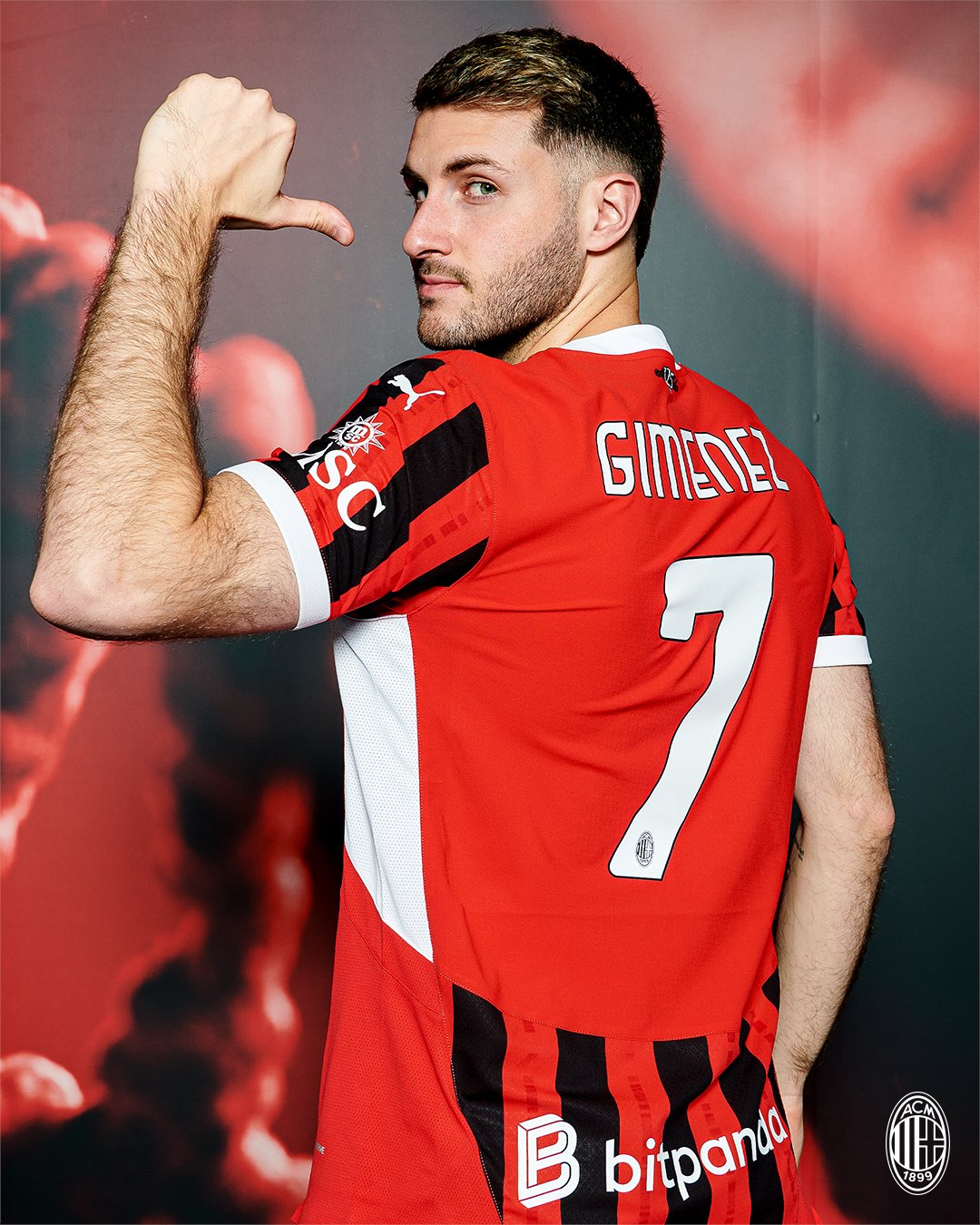 Giménez con el jersey del AC Milan | @acmilan