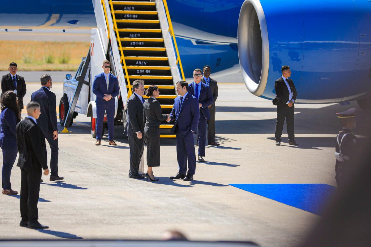 PresidenciaSV's tweet image. Damos la bienvenida a El Salvador a @SecRubio , Secretario de Estado de los Estados Unidos. 🇸🇻🤝🏻🇺🇸

A su llegada al Aeropuerto Internacional fue recibido por @CancillerAleHT, la Embajadora @MilenaMayorga y el Embajador de Estados Unidos en El Salvador, William Duncan.