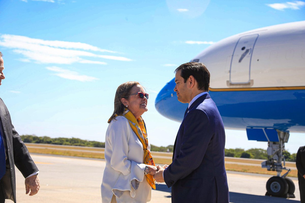PresidenciaSV's tweet image. Damos la bienvenida a El Salvador a @SecRubio , Secretario de Estado de los Estados Unidos. 🇸🇻🤝🏻🇺🇸

A su llegada al Aeropuerto Internacional fue recibido por @CancillerAleHT, la Embajadora @MilenaMayorga y el Embajador de Estados Unidos en El Salvador, William Duncan.