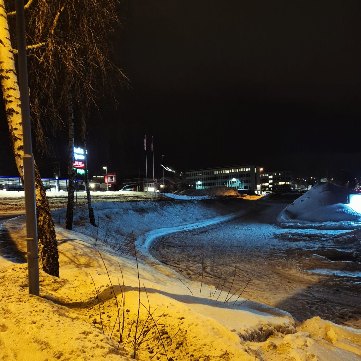 Doramusicana's tweet photo. Road photos from a calm winter day 🌃❄️🚍 #roads #streets #winter #february #freezingcold #calmdays #citylights #daysaregettinglonger #mydailyadventures #myphotoadventures https://t.co/KdSaGW4sqj