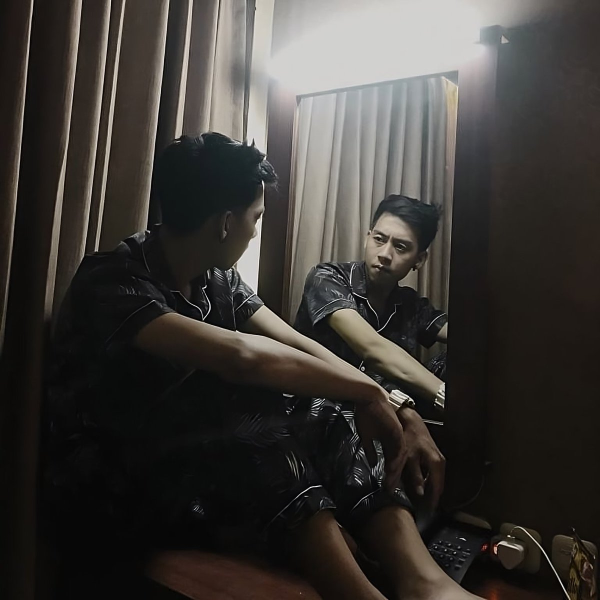 wan_wan1702's tweet photo. Matanya sayu,
Senyumnya juga palsu.

Aku berhutang ribuan maaf pada sosok yang ada didalam cermin didepan ku. https://t.co/d3XATTbsvy