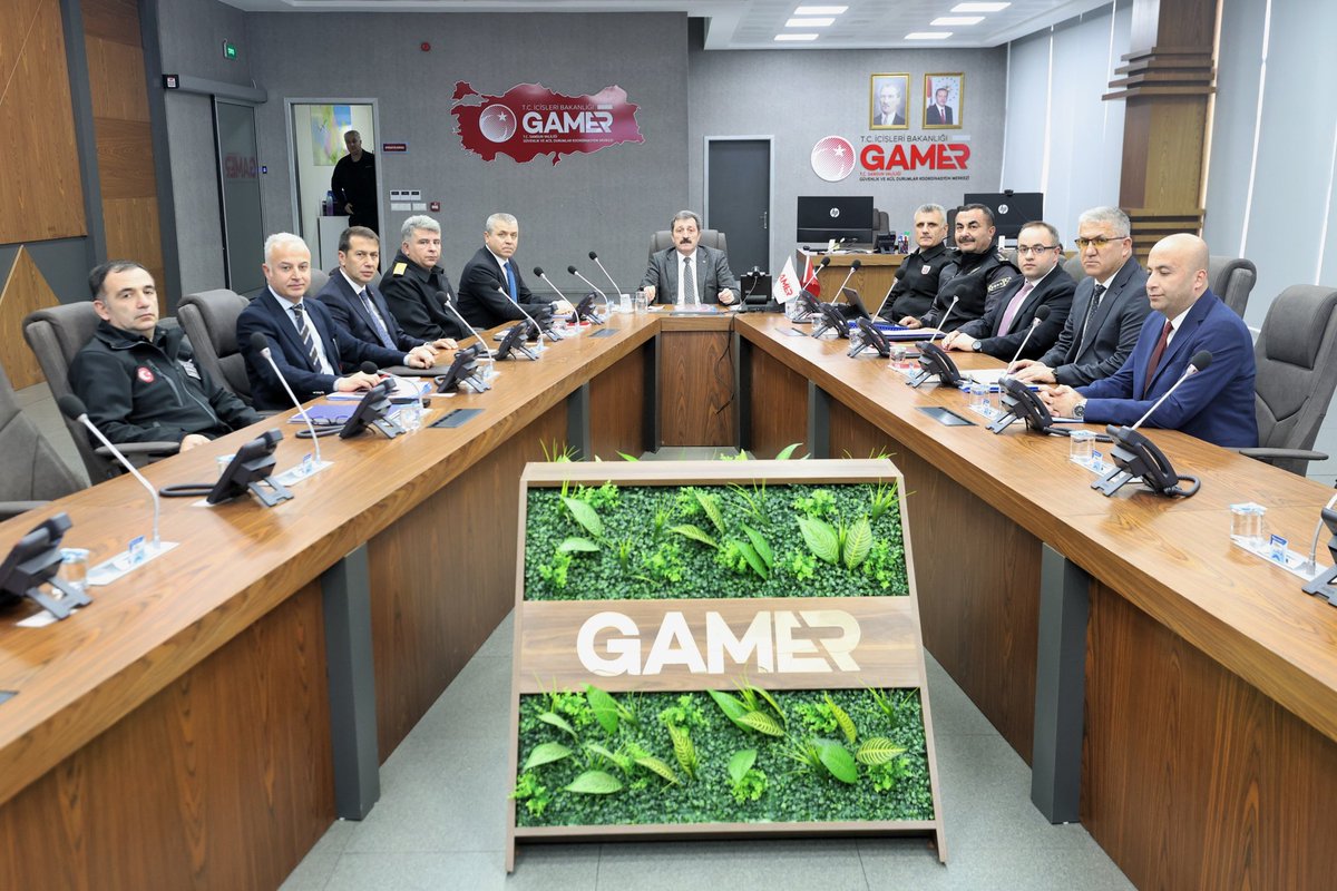 TCSamsunValilik's tweet photo. #Afetlere Hazırlık Toplantısı
📌 Olası deprem, sel, heyelan ve yangın afetlerinin ilk anından itibaren İl/İlçe Afet ve Acil Durum Yönetim Merkezlerinin afet yönetişim süreçlerine katılımı, görevli tüm paydaş kamu kurum, kuruluş, özel kurum ve kuruluşların koordinasyon içerisinde çalışma kabiliyetlerini geliştirme ve planlarda görevli personelin eğitimiyle ilgili çalışmaların görüşüldüğü Afetlere Hazırlık Toplantısı;
Valimiz Sayın @orhantavli_'nın başkanlığında gerçekleştirildi.
📌Afetlere hazırlıklı olmak ve olası zararları azaltmak Afet Farkındalığı ile mümkün. Çünkü, AfetBilgisi = HayatBilgisi
Şimdi Çevrimiçi Afet Farkındalık Eğitimi’ni alarak, kendiniz ve sevdikleriniz için önemli bir adım atabilirsiniz👇
https://t.co/PXbU6boeCh
https://t.co/YFaYhxUNqi