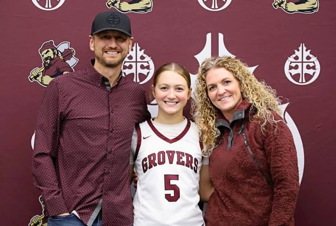 BLASTTOTHEPAST8's tweet photo. 🚨GIRLS BBALL SPOTLIGHT!!!🚨
  ⛹️‍♀️🏀⛹️‍♀️🏀⛹️‍♀️🏀⛹️‍♀️🏀⛹️‍♀️🏀⛹️‍♀️🏀⛹️‍♀️

SOPHIE GEIGER-FARGO OAK GROVE

Grade: Junior

Parents: Kelly &amp; Jill

Siblings: Josie &amp; Lincoln

Favorite Athlete: Katie Dinnebier-Drake University 
******************************************* https://t.co/AHk97PZCPG