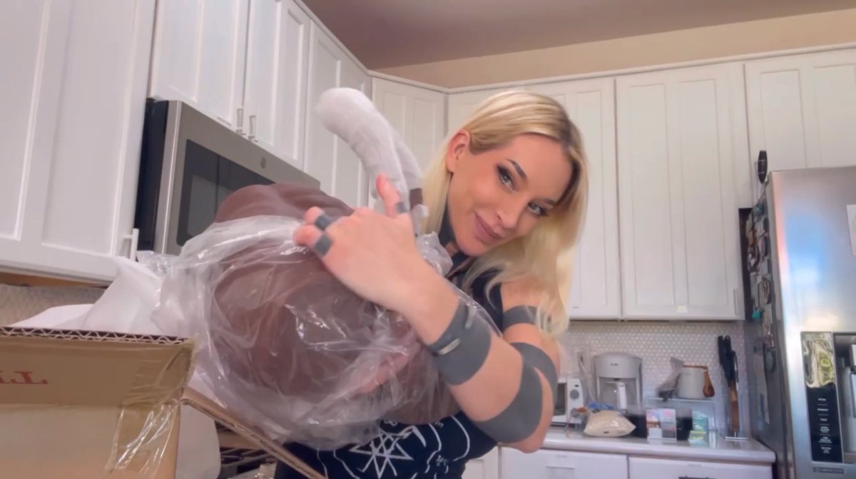 Diego 2.0 has arrived!
I’ve posted a little unboxing on OnlyFans.com/katopunk

#MondayMotivation