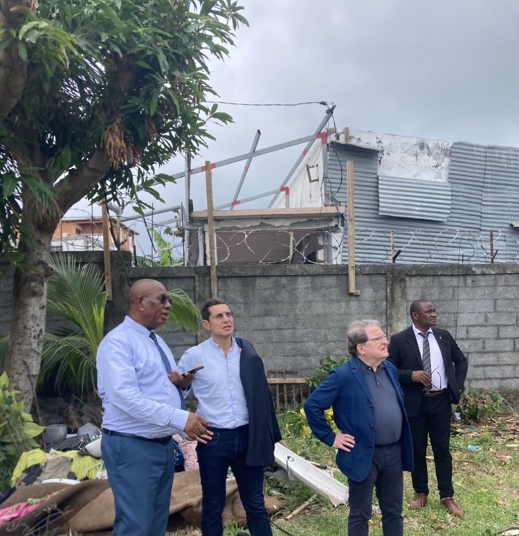 l_amf's tweet photo. Le @PresidentAmf David Lisnard est à Mayotte pour faire le point avec les maires et renforcer le soutien de l’AMF aux communes et leurs habitants. A son arrivée, il a visité des quartiers dégradés par le cyclone à Pamandzi, avec le maire et président de l’AMM Madi Madi Souf. Puis au Conseil départemental, le président Ben Issa Ousseni a exposé les priorités du département. Un mois et demi après Chido, l’urgence est encore là.