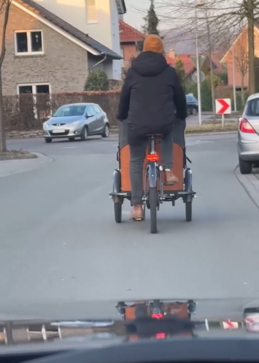 UdoComedy's tweet photo. Lastenradfahrer sind die finalen Endgegner des Straßenverkehrs: Mit 7 km/h in der Mitte der Spur, zwei schreienden Bio-Gören als Airbags und der unerschütterlichen Überzeugung, dass ihr CO₂-Fußabdruck jede Verkehrsregel außer Kraft setzt. https://t.co/6SM8CtyzcY