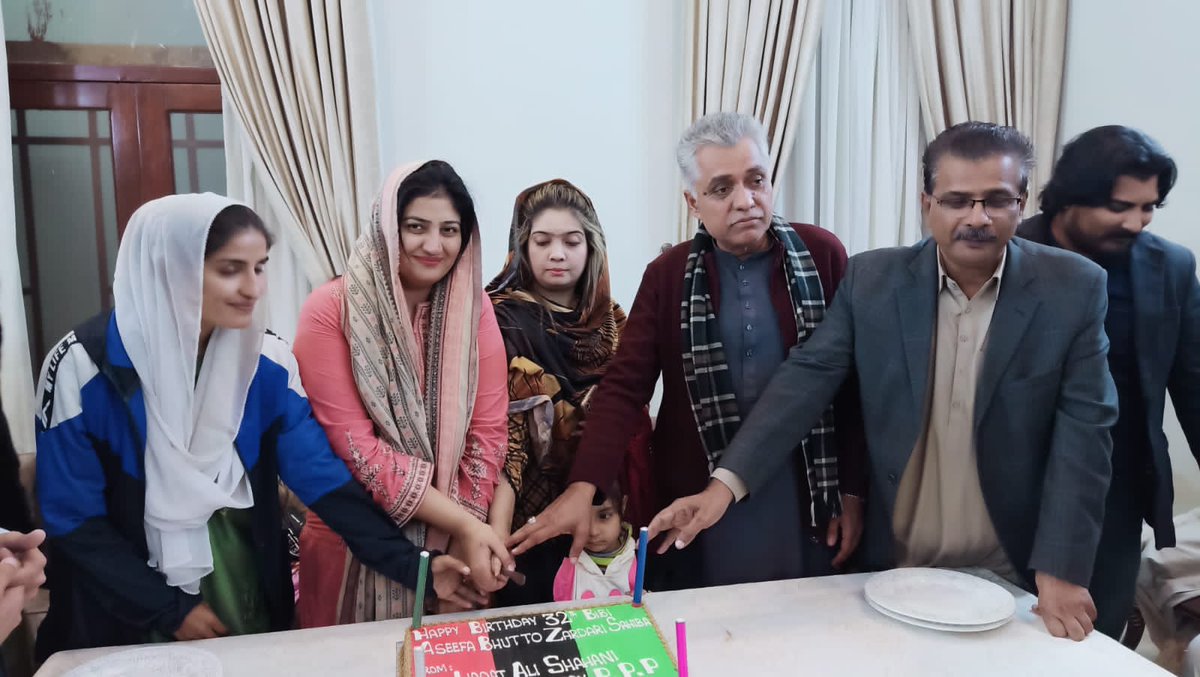 ZulfiqarArainX's tweet photo. حیدرآباد پاکستان پیپلز پارٹی کلچرل ونگ سندھ کے جنرل سیکریٹری لیاقت علی شاھانی کی جانب سے بی بی آصفہ بھٹو زرداری کی 32ویں سالگرہ کا کیک کاٹا گیا. جس میں پیپلز کلچرل ونگ کے جیالوں نے بھرپور شرکت کی.
#HappyBirthdayAseefaBZ
#PPPCWSindh 
@LiaquatShahani_ https://t.co/mWb2zOFx3w