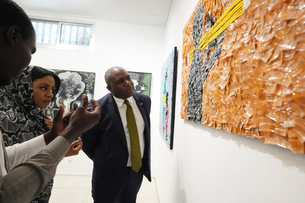UKinChad's tweet photo. Retour en image sur la visite du Très Honorable @DavidLammy à la Gallérie Doff à N'Djamena, découvrant le talent incroyable des artistes du pays Sao. Une plongée dans l'art et la culture tchadienne ! 🇹🇩

#GoFarGoTogether https://t.co/Ccqs35gGc4