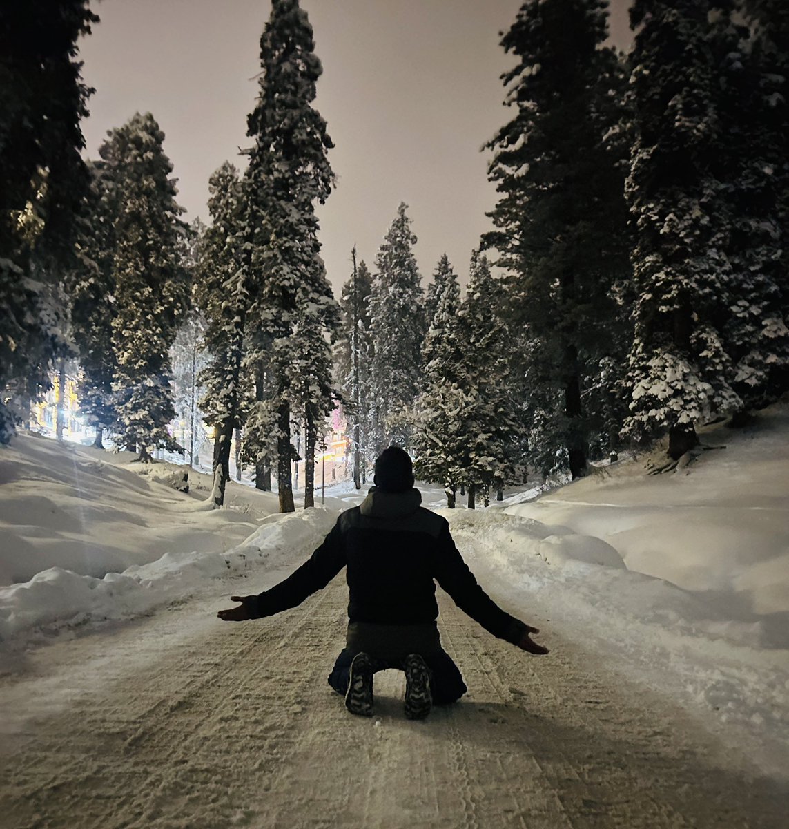 WanderWithHaris's tweet photo. Embracing the winter magic at Gulmarg ❄️ Where Every Moment Feels Like a Postcard. 
#GulmargDiaries #GulmargAdventures #SnowyGulmarg #GulmargMagic #WinterInGulmarg #ExploreGulmarg #GulmargVibes#GulmargWonders #IncredibleGulmarg #GulmargSnow #Gulmarg2025
@FarhanListen https://t.co/6xnkOTlFEM