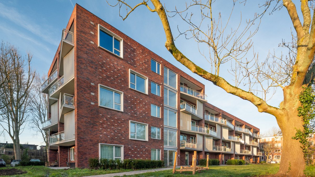 Project | Steenhuis Bukman Architecten ontwierp voor de Teding van Berkhoutlaan in de naoorlogse De Kuyperwijk in Delft een appartementengebouw dat aansluit bij de architectuur uit de jaren vijftig, zonder te historiseren.

dearchitect.nl/300099/apparte…

#deArchitect #architectuur