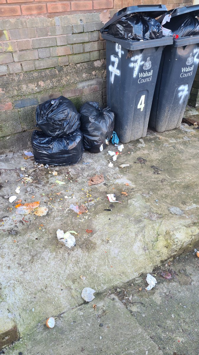 mike56200's tweet image. Is it number 4? Or 7? They don't know nor does anyone else. So they just dump stuff. If left this would be 5ft high in bin bags and junk. Private property here no one cares so I do it.