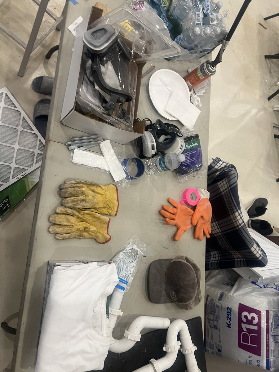 bit3theapple's tweet image. THIS is the condition I would expect a man’s #yellowgloves🙌 to be in….

Not brand new no dirt or stains like the generals on #j6 had on. 

#j6wasaninsidejob #j6 #j6pardons