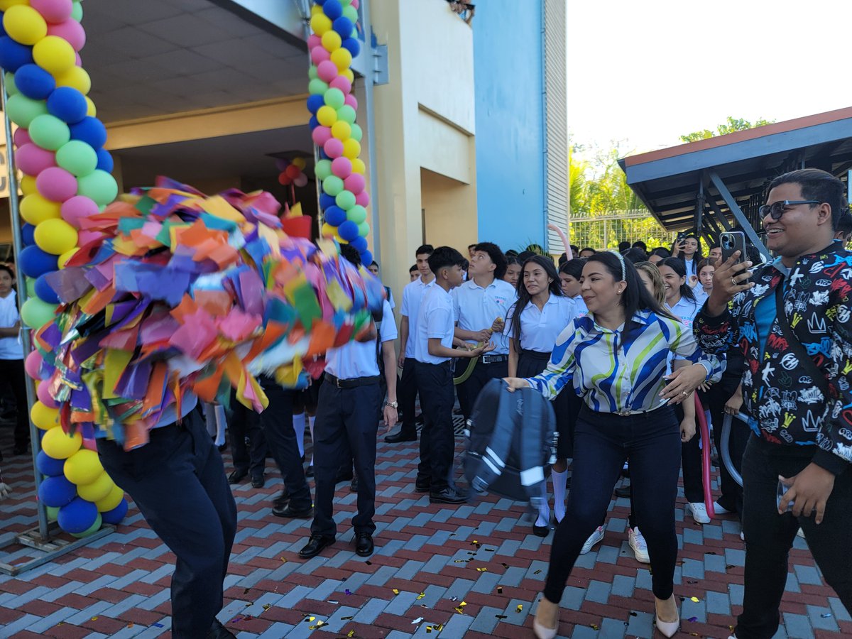 CentroTec_JDMR's tweet photo. Con alegría y entusiasmo al son de los chicheros, gigantona y el toro huaco disfrutan de una mañana de algarabía y dan inicio al año lectivo 2025
#TecJDMR
#SoyTecNicaragua https://t.co/azWP3jfdb9
