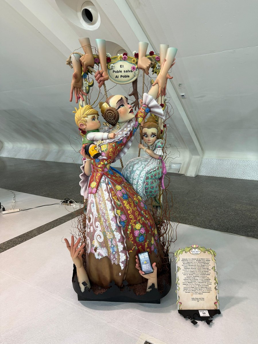 🗣️ El president de JCF, <a href="/ballester_santi/">Santi Ballester</a>, ha donat lectura als premis de maquetes i millors ninots de l'#ExpoNinot25

🔥El millor de secció infantil: <a href="/FMercadoColon/">Falla C. Salvatierra</a> 

🔥El millor de secció major: <a href="/FalladelPilar/">Falla del Pilar</a> 

📍La resta de premis a fallas.com

📸 <a href="/CendraDigital/">Cendra Digital</a>