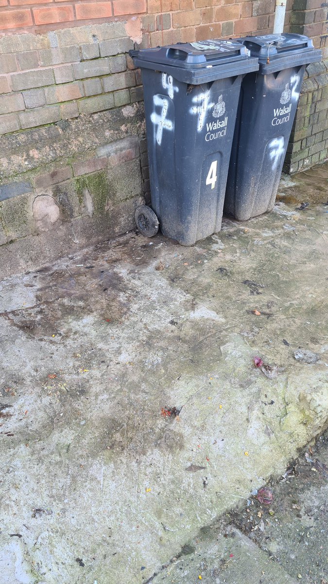 mike56200's tweet image. Is it number 4? Or 7? They don't know nor does anyone else. So they just dump stuff. If left this would be 5ft high in bin bags and junk. Private property here no one cares so I do it.