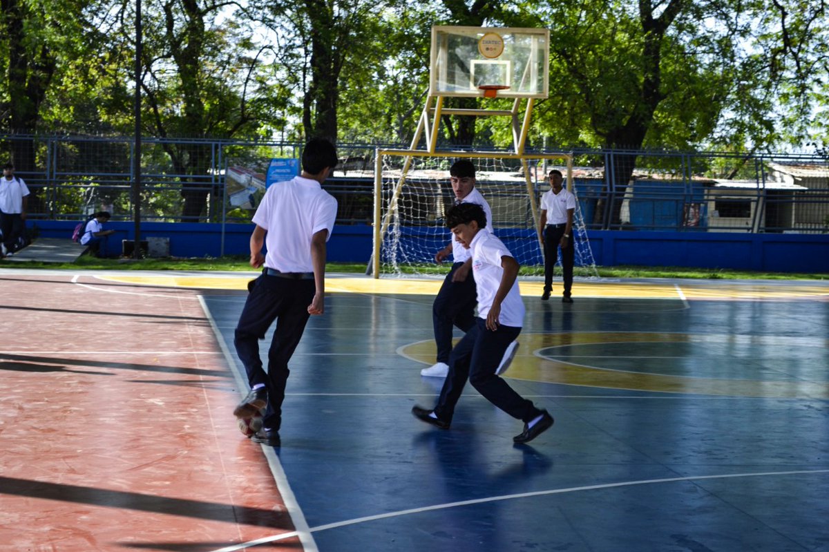CentroTec_JDMR's tweet photo. Mañana deportiva en el @CentroTec_JDMR estudiantes juntos a docentes y servidores públicos disfrutan de Futsala Boxeo Pin Pon Ajedrez Voleibol Comelona de frutas Karaoke Baile y el Movimiento Cultural Leonel Rugama realizaron entrega de Trajes de Baile
#TecJDMR
#SoyTecNicaragua https://t.co/07Hy9c70NU