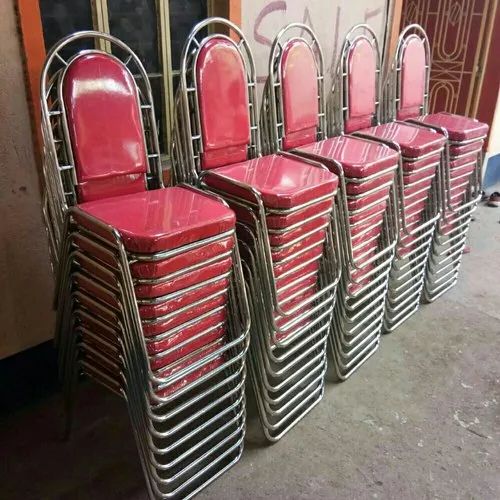 पूरी 55 सीट है और कुछ चाहिए हो तो बता दियों, टम्पू का किराया अलग से लगेगा।

-फरजी टैंट हाऊस, दिल्ली