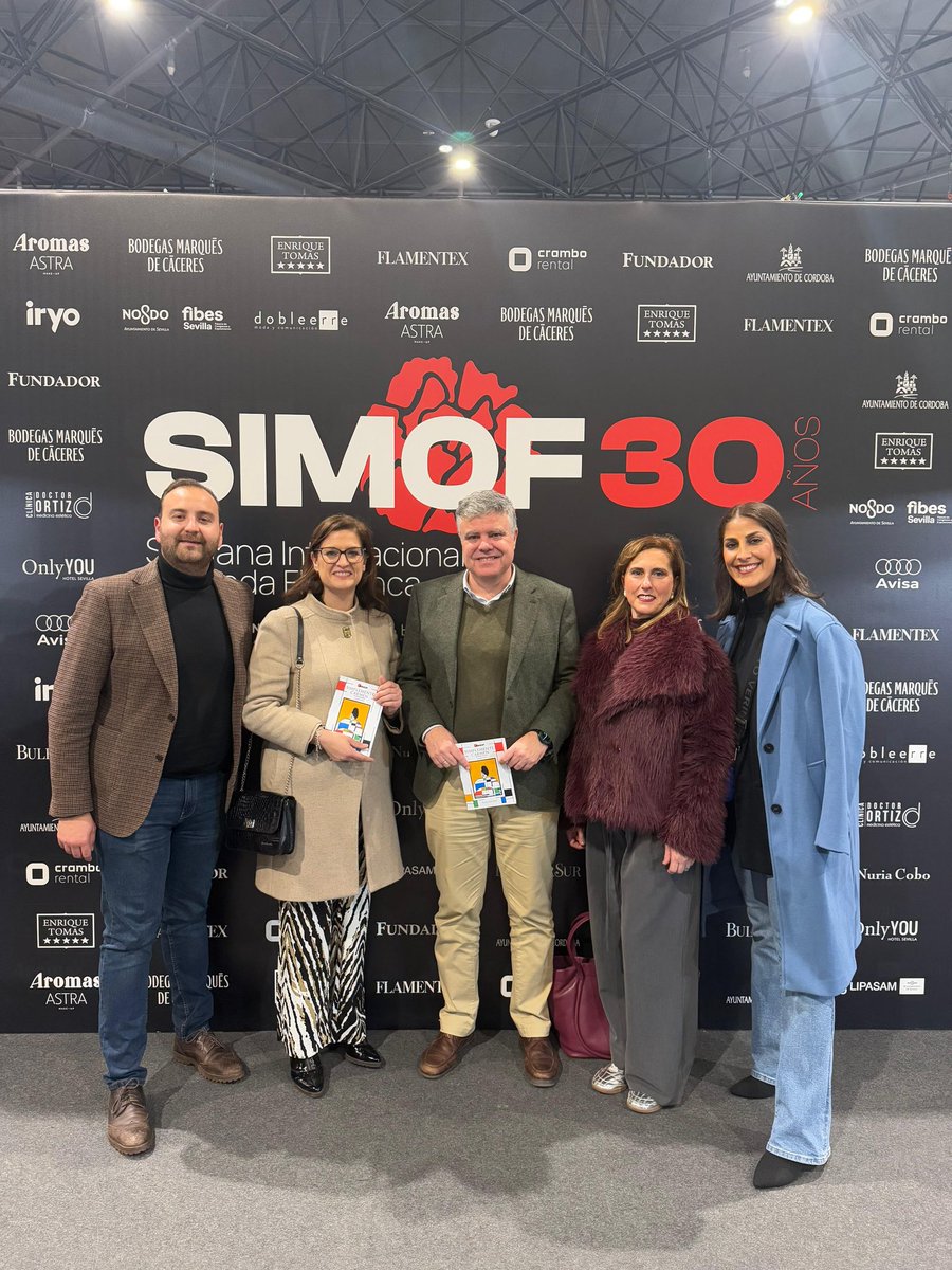 PPDipuSevilla's tweet photo. La diputada portavoz adjunta, @Gloriafarma asistió el pasado fin de semana a #SIMOF.
La Semana Internacional de la Moda Flamenca es el evento más importante y con más relevancia de todo el panorama de la moda flamenca a nivel mundial, que atrae a visitantes de todo el mundo interesados en la moda flamenca.
Durante una semana Sevilla se convierte en el mejor escenario para la fiesta de la moda flamenca que combina moda, arte y cultura; desde el grupo popular en la Diputación de Sevilla seguiremos apoyando citas como esta, ya tradicionales en el calendario y que muestran el talento y la excelencia del sector de la moda flamenca, con amplia presencia sevillana, al mundo.