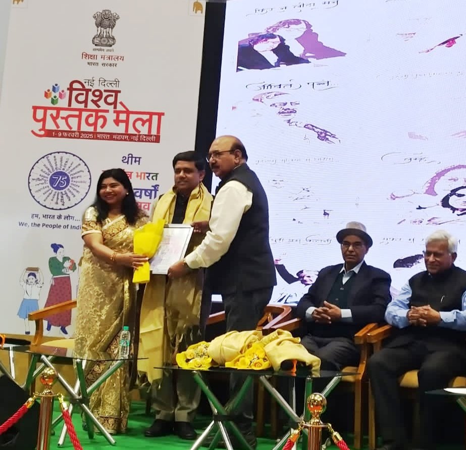 _rishikusharma's tweet photo. विश्व पुस्तक मेले में सुप्रसिद्ध लेखकों की पुस्तकों का विमोचन किया गया। विशिष्ट अतिथि के रूप में "संस्मरणों की दुनिया" विषय पर मुझे भी बड़े-बड़े साहित्यकारों अशोक मिश्र, बलराम जी, प्रेम जन्मेजय प्रेम,जया रावत, प्रो. राजेश कुमार,लक्ष्मी शंकर बाजपेई जी के सामने बोलने का अवसर मिला। https://t.co/1rV9G0Ae2H