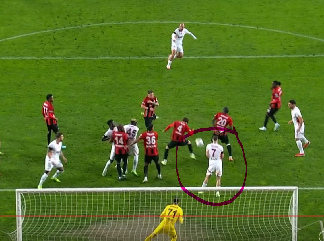 12numaraorg's tweet photo. #SONDAKİKA

Galatasaray ofsayttan gol attı. Gol iptal edilmedi! 

7 numaralı oyuncu ofsaytta, aynı zamanda şut anında kalecinin önünü kapatıyor...

@MHK_Resmi @TFF_Org