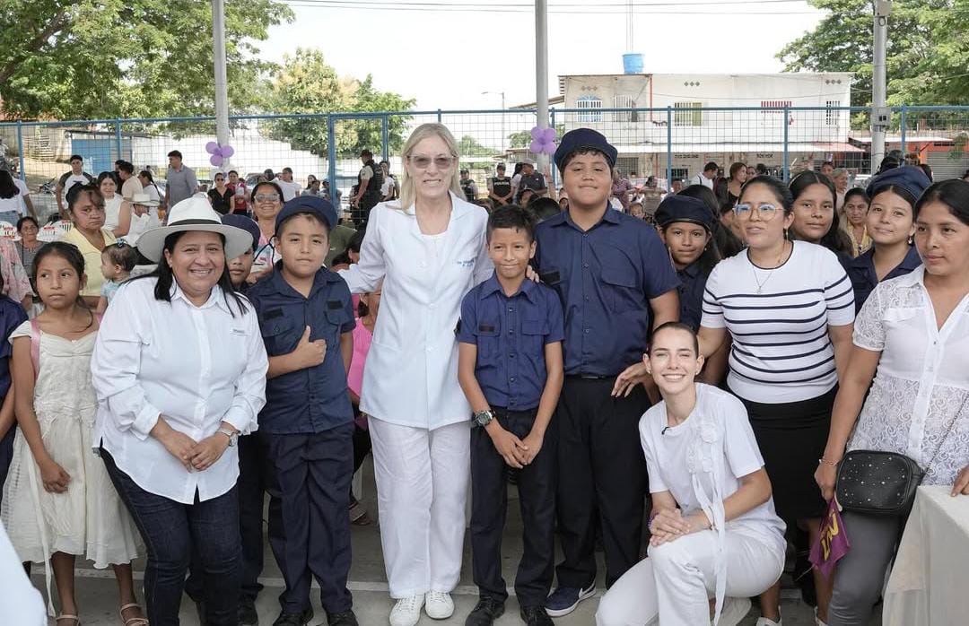 AnnabellaAzinEc's tweet image. Una vida de servicio y entrega están aquí con ustedes y con todos los ecuatorianos. 💜
Estos días en Pedro Carbo y en cada lugar que he visitado han reafirmado mi propósito de trabajar por un 🇪🇨 mejor, por un pais con acceso a la salud, con una asamblea distinta.
@DanielNoboaOk