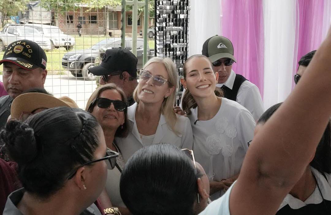 AnnabellaAzinEc's tweet image. Una vida de servicio y entrega están aquí con ustedes y con todos los ecuatorianos. 💜
Estos días en Pedro Carbo y en cada lugar que he visitado han reafirmado mi propósito de trabajar por un 🇪🇨 mejor, por un pais con acceso a la salud, con una asamblea distinta.
@DanielNoboaOk