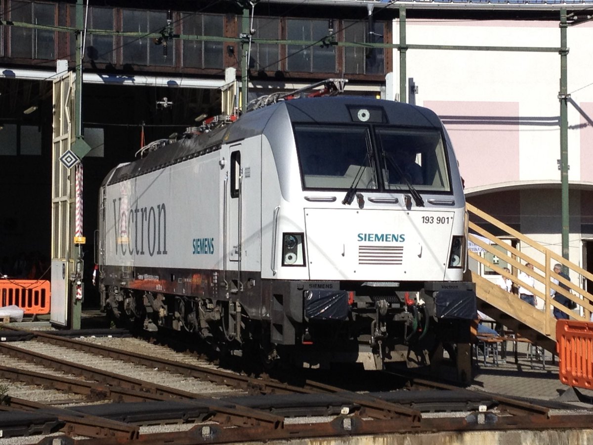 AndreasWiede's tweet photo. #Siemens #Vectron prototype 193 901 on display at an open doors day at #Salzburg 🇦🇹 #ÖBB roundhouse in October 2012. Back then the engine was not yet equipped with the “radiator grill” front but rather with a cab design resembling CP Class 4700 and SNCB Class 18/19 #EuroSprinter. https://t.co/HDyxCO6LKv