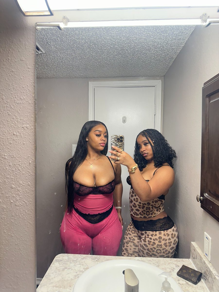 melaninpalace's tweet photo. Sisters https://t.co/p6F9ludlp1