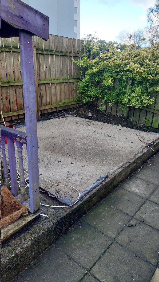 Post #StormEowyn....damaged shed be gone....

#Newtowncunningham #Donegal