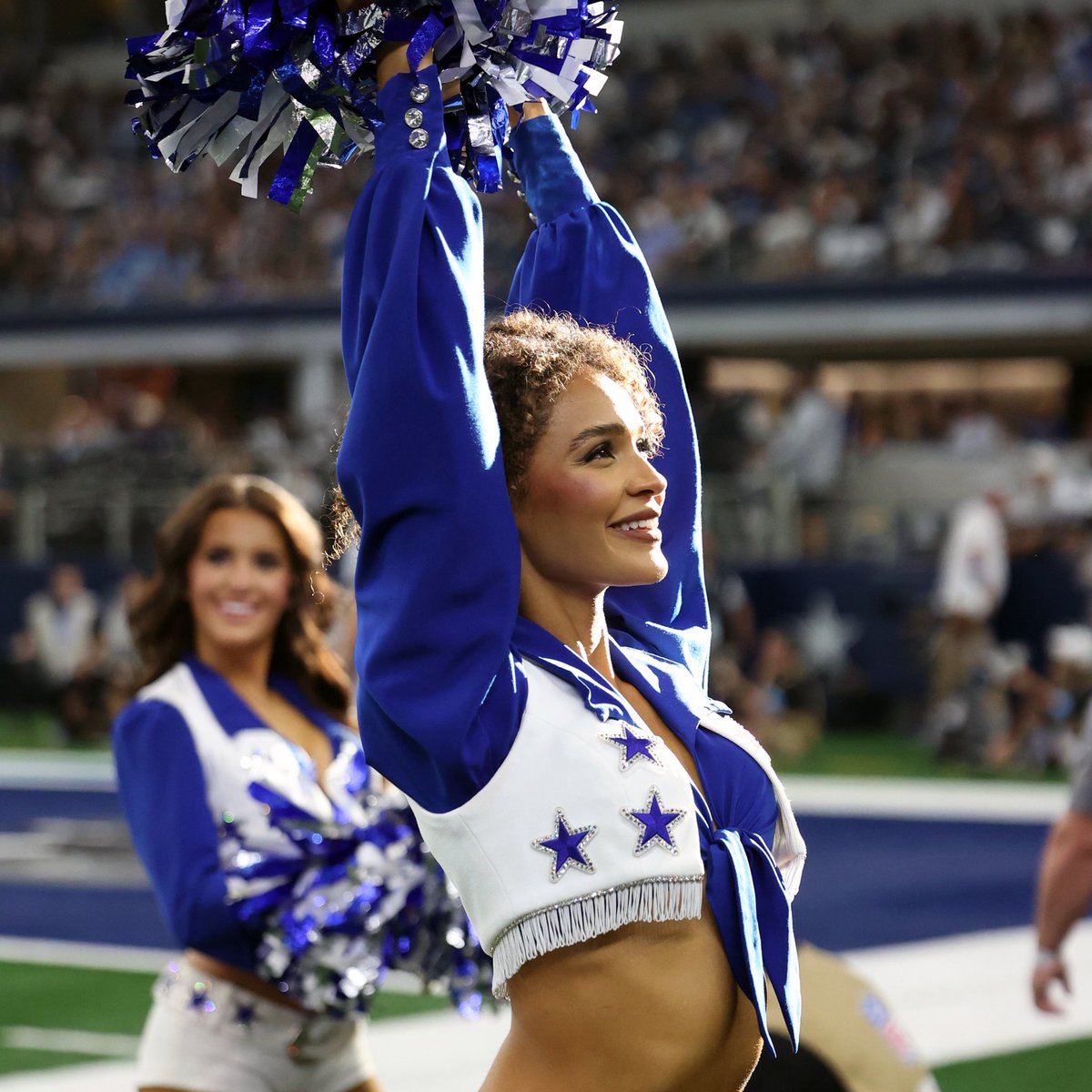 DCCheerleaders's tweet image. Time to celebrate 💖 Happy Birthday, Jada!

@Invisalign | #WinningSmiles