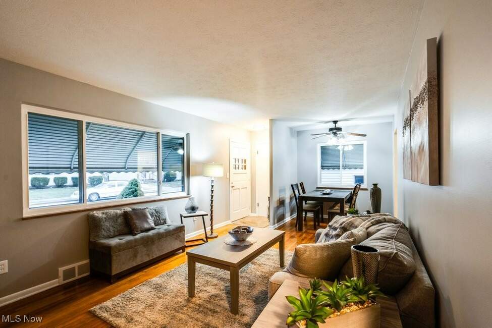MichaelKaimTeam's tweet photo. 🔥🔥🚨HOT RANCH #NEWLISTING 🚨🔥🔥
29972 Regent Road, Wickliffe
3 BD, 2 BA
0.11 ACRES🌳
💰$199,900
https://t.co/dwH5Jl0YWm
☎️Michael Kaim 440-796-0425
#themichaelkaimteam #kaimteam #onereal #clevelandrealestate #realestate #justlisted #homesweethome #homeforsale https://t.co/BRYw5OG7gW