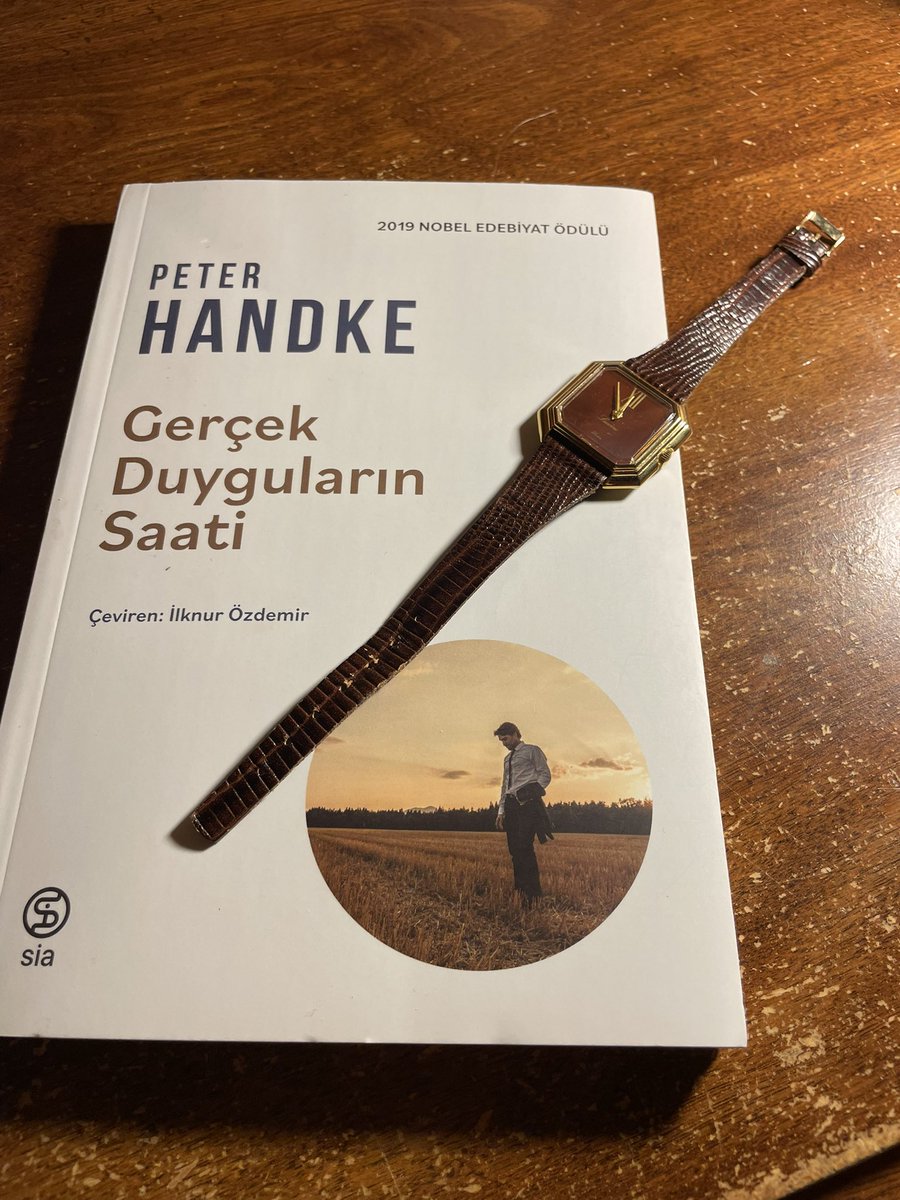 sehrinyorgunu's tweet photo. 🕰️ Hiç bir yerde olmak istemiyordu, hiç bir şey istemiyordu.
🕰️Fikirleri aşağılamıyorum onların içinde kendini güvende hissedenleri aşağılıyorum
#handke modern çağ insanın tekdüze hayatını dışa vurmadığı yanlarını soğuk bir ifadeyle yazıya dökmüş
#gerçekduygularınsaati https://t.co/zI7duK4r4b