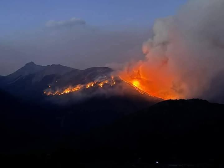 Solanopo's tweet photo. SE NOS QUEMA LA PATAGONIA

Hace días que el fuego está arrasando El Bolsón, zonas de Río Negro, Neuquén y Chubut. Ya son más 2700 las hectáreas de bosque nativos que fueron destruidas por los incendios y más de 200 viviendas afectadas.

Los pronósticos no son nada alentadores, no se prevén lluvias en los próximos días y aunque baje la temperatura, las ráfagas de viento pueden extender aún más el fuego. La situación general es desastrosa.

Es necesario que el gobierno nacional ponga recursos de manera URGENTE. Toda la solidaridad y repercusión que está teniendo el tema tenemos que convertirla en organización y lucha. La situación actual de las y los trabajadores brigadistas es crítica. La precarización laboral, los contratos sin estabilidad y los salarios por debajo de la línea de pobreza se suman a los escasos recursos e infraestructura con los que cuentan para solucionar tamaño problema.

El desfinanciamiento, desregulación del control del fuego y las políticas antiambientalistas que lleva adelante el gobierno de Milei nos están costando la Patagonia. En defensa del territorio, las familias trabajadoras y el ambiente necesitamos la más amplia organización contra este régimen depredador y sus gobiernos.