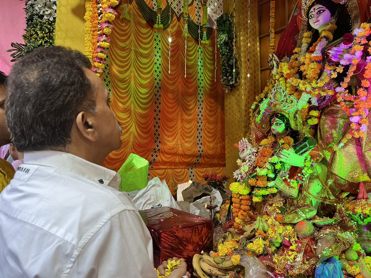 sanjaynirupam's tweet image. आज शाम को माँ सरस्वती के दरबार में,रात को माघी गणपति के अवसर पर गणपति के चरणों में।
#Santacruz 
#Andheri