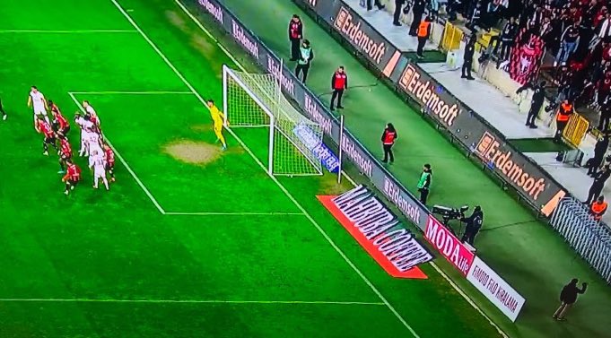 Oyuncu aktif alanda net ofsayt. Kalecinin açısını kapatıyor.
Gaziantep Galatasaray