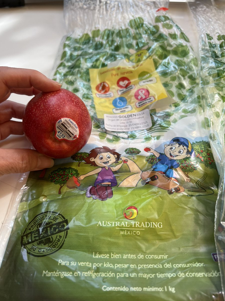 pitatag's tweet photo. @Profeco #pureharvestmexico
Engañan al consumidor, en las bolsas que por fuera dicen producto de México, origen Chihuahua, por dentro vienen manzanas individualmente, etiquetadas como procedentes de los Estados Unidos. No es momento de seguir engañando. https://t.co/uHzWXytPnL