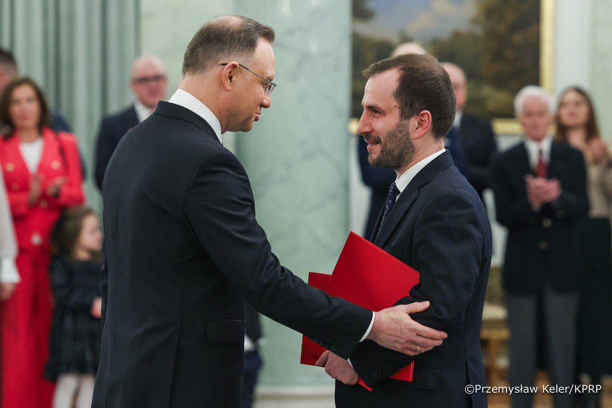 Przede mną nowe wyzwania w roli Sekretarza Stanu ds. międzynarodowej polityki bezpieczeństwa w <a href="/BBN_PL/">BBN</a>. Dziękuję Prezydentowi <a href="/AndrzejDuda/">Andrzej Duda</a> za powierzenie mi kolejnej misji w służbie RP. A mojej ekipie z BPM za intensywne lata współpracy, działamy razem dalej!