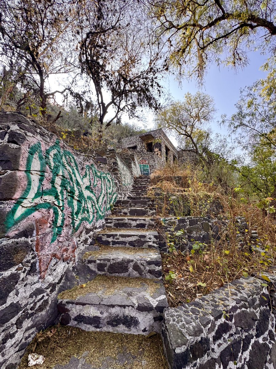 axelico170's tweet photo. Visitamos la Casa del Narco en Mixquiahuala 😍🍃✨

No hay duda que Hidalgo es mágico y siempre hay paisajes tan bellos por descubrir 🌟

✈️  https://t.co/nPObSsTShI https://t.co/1PEOSZlSTz