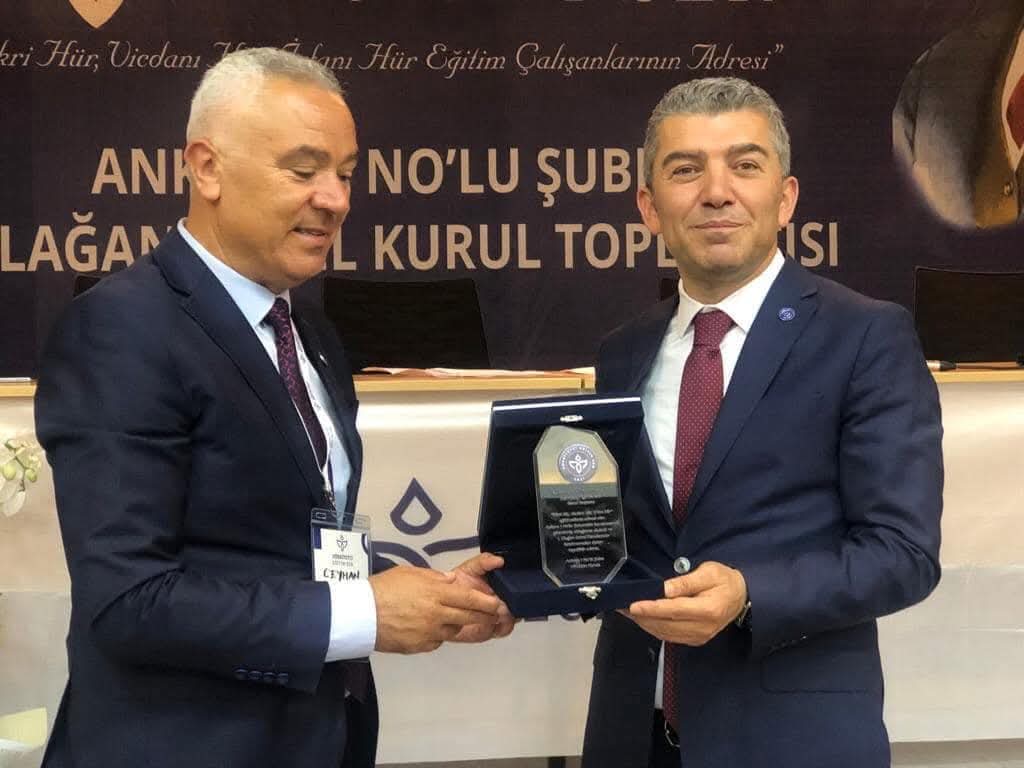 HurEgitimSen's tweet photo. BAŞIMIZ SAĞOLSUN...
Hür Sen Konfederasyonu Ankara İl Başkanı ve Hürriyetçi Eğitim Sen Ankara 1 Nolu Şube Başkanımız Sayın Ceyhan Eroğlu'nu geçirdiği kalp krizi neticesinde kaybettik. Kıymetli bir dost, mücadeleci bir dava adamı olan duayen eğitimci Ceyhan Başkanımıza Allah'tan rahmet, ailesine ve camiamıza başsağlığı diliyoruz. 
Not: Cenazesi yarın Ankara'da defnedilecek olup defin saati belli olunca duyurulacaktır.