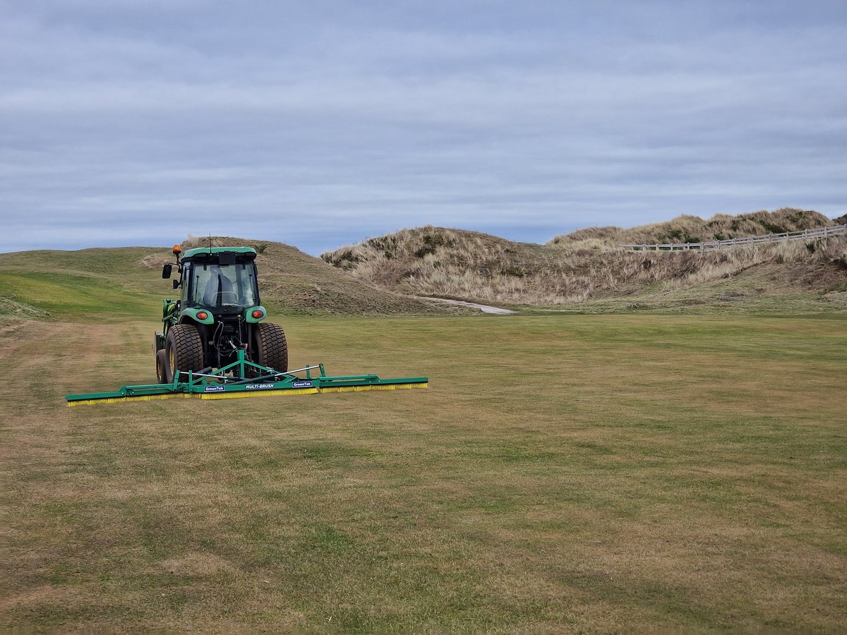 Whilst winter projects continue it's good to get some more sand around the course, including the use of our newest investment for the fairways thanks to <a href="/ethanyates1995/">Ethan Yates</a> for delivery of our big topdresser 👌 Great to get another dusting on the greens this morning too