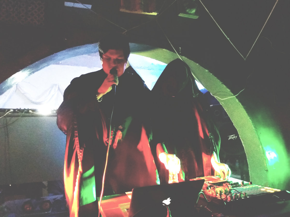 <a href="/antiflvx/">Antiflvx</a> estrenó su nuevo video "Als wär's das letzte Mal" su versión de DAF que se publicó en su nuevo EP "Magia" editado el 19 de noviembre de manera independiente.
#darkwave #coldwave #DAFcover #cover

Puedes verlo en nuestro blog
revistathe13th.blogspot.com/2025/02/video-…