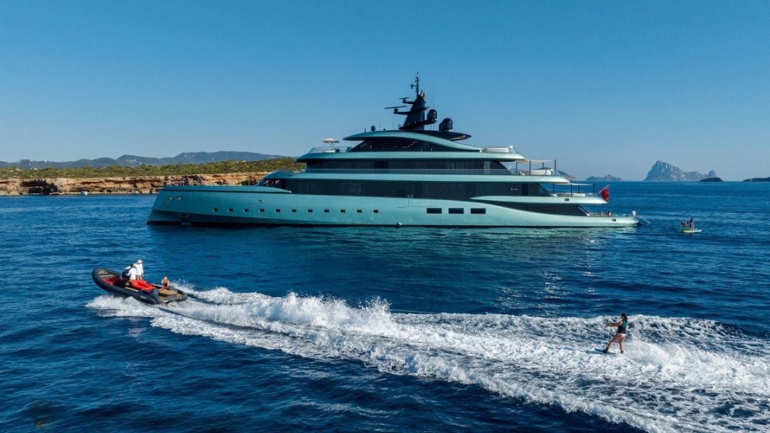 SimplySelectSea's tweet photo. Sail in style aboard AXIOMA (72m). With an infinity pool, spa pool, &amp; alfresco dining, every moment is indulgence at sea. 🌊✨

📧 charter@simplyselectyachts.com | 📞 +1-212-888-8841

#LuxuryOnDeck #SuperyachtEscape #SimplySelectYachts https://t.co/lZ9rtoriXE