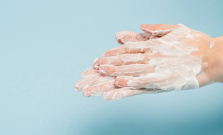 Köpek Saldırırsa Ne Yapmalı?

Köpek saldırısı anında sakin kalmak ve doğru adımları atmak hayati önem taşır. İşte böyle bir durumda yapmanız gerekenler:

1. Sakin Kalın ve Panik Yapmayın:

Köpekler korku ve panik halini hissedebilir, bu da saldırganlıklarını artırabilir.

Derin