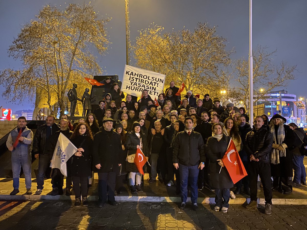 İhraç edilen Teğmenlerimiz için Kadıköy Rıhtım Atatürk Anıtı önünde basın açıklamamızı gerçekleştirdik.

Teğmenlerimiz yalnız değildir. 

Hepimiz Mustafa Kemal’in Askerleriyiz!