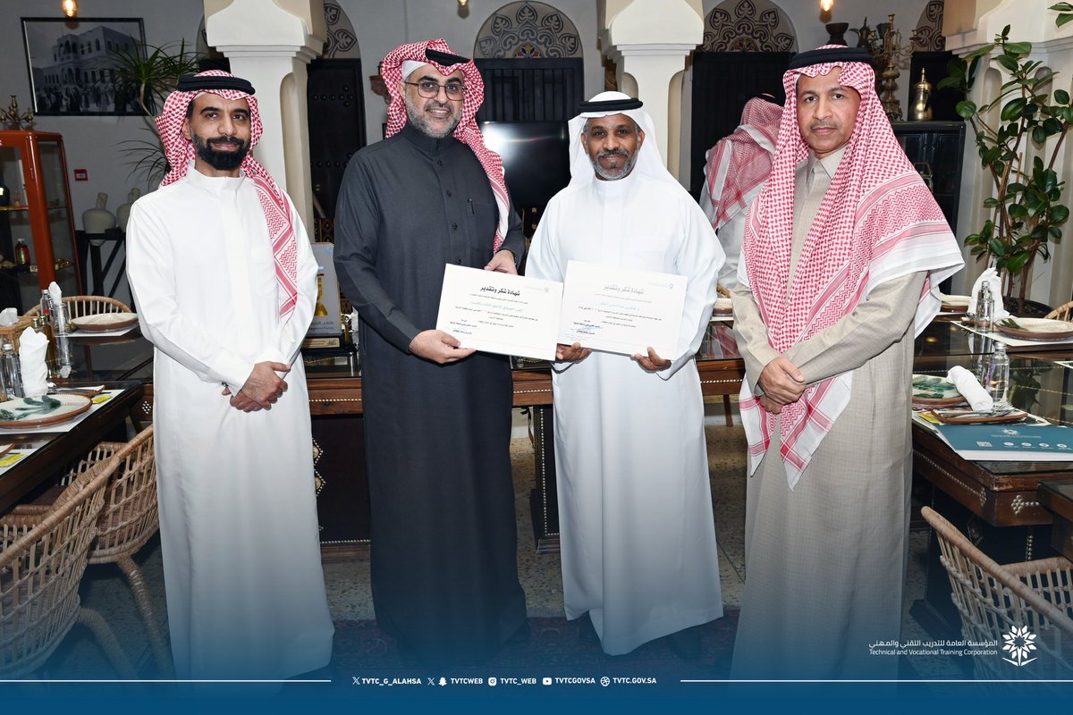 tvtc_g_alahsa's tweet photo. تغطية📸| 

2800 فرصة وظيفية في ختام ملتقى التدريب والتوظيف الافتراضي 2025 بالأحساء

اختتم ملتقى التدريب والتوظيف الرابع 2025 الافتراضي أعماله اليوم الاثنين 3 فبراير 2025، تحت إشراف الإدارة العامة للتدريب التقني والمهني بالمنطقة الشرقية، وتنظيم الكلية التقنية بالأحساء، وبالتعاون مع المنشآت التدريبية في المحافظة. وأسفر الملتقى عن توفير (2831) فرصة وظيفية في مختلف المجالات التقنية والمهنية، بمشاركة (48) شركة من كبرى مؤسسات القطاع الخاص في المنطقة، مما عزز من فرص التوظيف وساهم في ربط الكفاءات الوطنية بجهات العمل.

◾️دورات تدريبية متخصصة◾️

شهد الملتقى تنظيم 24 دورة تدريبية افتراضية وورش عمل، استفاد منها أكثر من 6000 شاب وشابة، حيث ركزت هذه البرامج على تهيئة الخريجين لسوق العمل، عبر مجموعة من الموضوعات المتخصصة، من أبرزها:

✅ توجهات سوق العمل في ظل رؤية 2030
✅ التعريف بالشهادات الاحترافية
✅ تسويق الذات وبناء الهوية المهنية
✅ الاستعداد للمقابلة الشخصية
✅ مهارات التواصل والتعامل مع العملاء
✅ إعداد الخطابات الرسمية والسيرة الذاتية
✅ تقنيات حديثة في تعلم اللغة الإنجليزية
✅ التقنيات الحديثة في الذكاء الاصطناعي

وأكد مدير عام الإدارة العامة لـ #التدريب_التقني والمهني بالمنطقة الشرقية، الأستاذ مشاري بن عبدالله القحطاني، أن الملتقى حقق أهدافه المنشودة من خلال توفير منصة رقمية متكاملة تربط جهات التوظيف بالكفاءات المؤهلة، مشيراً إلى أن التحول إلى النمط الافتراضي سهّل عملية التوظيف وساهم في توسيع دائرة الاستفادة. كما أشاد بالشراكة الفعالة مع قطاع الأعمال، التي لعبت دوراً رئيسياً في دعم الخريجين وتأهيلهم لسوق العمل بقدرات تنافسية، مؤكداً أن هذه المبادرات تعزز من دور المؤسسة العامة للتدريب التقني والمهني في تحقيق مستهدفات رؤية المملكة 2030.

◾️تكريم الجهات المشاركة ولجان العمل◾️

في ختام أعمال الملتقى، قدم رئيس لجان أعمال الملتقى وعميد #الكلية_التقنية_بالأحساء، الأستاذ عبدالله بن موسى الذكرالله، شكره وتقديره للإدارة العامة للتدريب التقني والمهني بالمنطقة الشرقية، ولجان العمل والمنشآت التدريبية المشاركة، والتي شملت:
📌 الكلية التقنية للبنات بالأحساء @Tvtc_f_ahssa 
📌 الكلية التقنية الرقمية للبنات بالأحساء  @tvtc_fd_ahssa 
📌 المعهد الصناعي الثانوي الأول بالأحساء @tvtc_m_alahsa1 
📌 المعهد الصناعي الثانوي الثالث بالأحساء @tvtc_m_alahsa3 

◾️كما قدم رئيس اللجان شكره لرعاة الملتقى لجهودهم المستمرة لدعم التوظيف والتوطين، وهم:
💠الراعي الرئيسي: شركة نابكو الوطنية
💠الراعي الذهبي: شركة ملكان للتطوير العقاري
💠الرعاة البرونزيون:
•شركة العثمان للتصنيع الزراعي “ندى”
•شركة البوسعد التجارية
•مجموعة الشايب القابضة

يأتي هذا الملتقى ضمن الجهود المستمرة التي تبذلها المؤسسة العامة للتدريب التقني والمهني لتعزيز جاهزية الشباب لسوق العمل، ورفع معدلات التوظيف والتوطين، بما يتماشى مع مستهدفات رؤية المملكة 2030، التي تسعى إلى تمكين الكفاءات الوطنية، وتعزيز الشراكة بين القطاعين العام والخاص، لتحقيق التنمية المستدامة في سوق العمل السعودي.