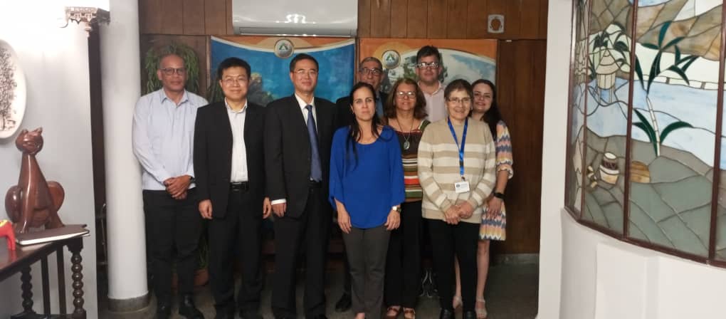 YuryTriana2's tweet photo. Intercambio de @AxisCitma  con representantes de la Academia de ciencias sociales de Hunan. Se destaca similitud y sinergias existentes entre las investigaciones en materia de ciencias sociales y humanística @ArmandoRguezB @IF_Cuba https://t.co/zncPQyAMlN