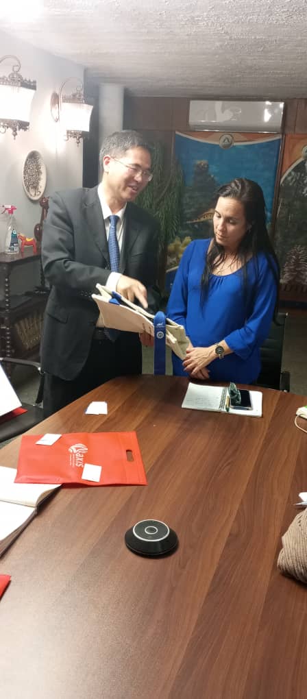 YuryTriana2's tweet photo. Intercambio de @AxisCitma  con representantes de la Academia de ciencias sociales de Hunan. Se destaca similitud y sinergias existentes entre las investigaciones en materia de ciencias sociales y humanística @ArmandoRguezB @IF_Cuba https://t.co/zncPQyAMlN
