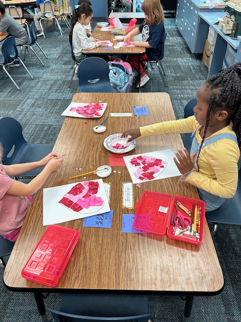 SpringCreekPCSD's tweet photo. Miss Arnesen's class made heart collages for STEM Friday, 01/27/25.

La clase de la Srta. Arnesen hizo collages de corazones para STEM el viernes, 27/01/25. https://t.co/7lc0n8WoDQ